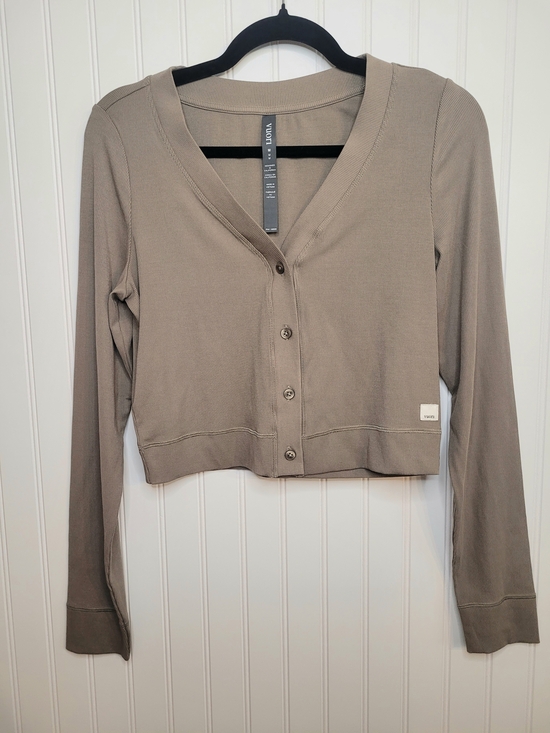Vuori Sweaters - NWOT Vuori Cropped Button-Front Cardigan in Chai Taupe Size M